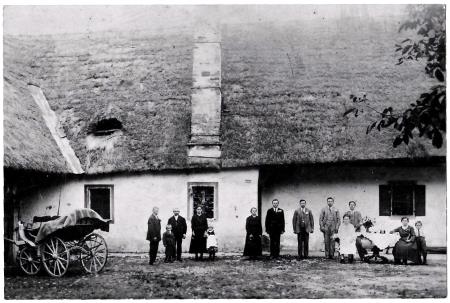 Slavičina stara mama, Marija  Kontelj-Šantelj in mož Matija Kontelj (stojita v sredini), pred staro Cirmanovo hišo v Landolu pred 1. vojno